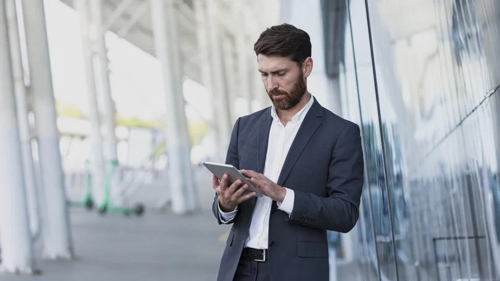 imagem de um empresário executivo analisando graficos em seu dispositivo tablet