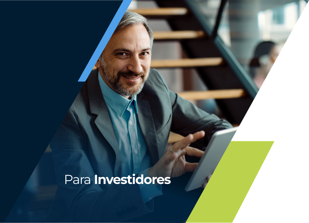 Imagem de um empresário sorrindo com um tablet em mãos