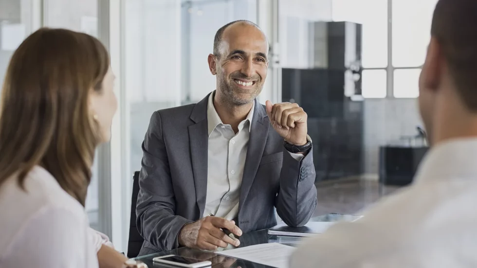 Imagem de empresário executivo discutindo em uma reunião de negócios com uma expressão alegre
